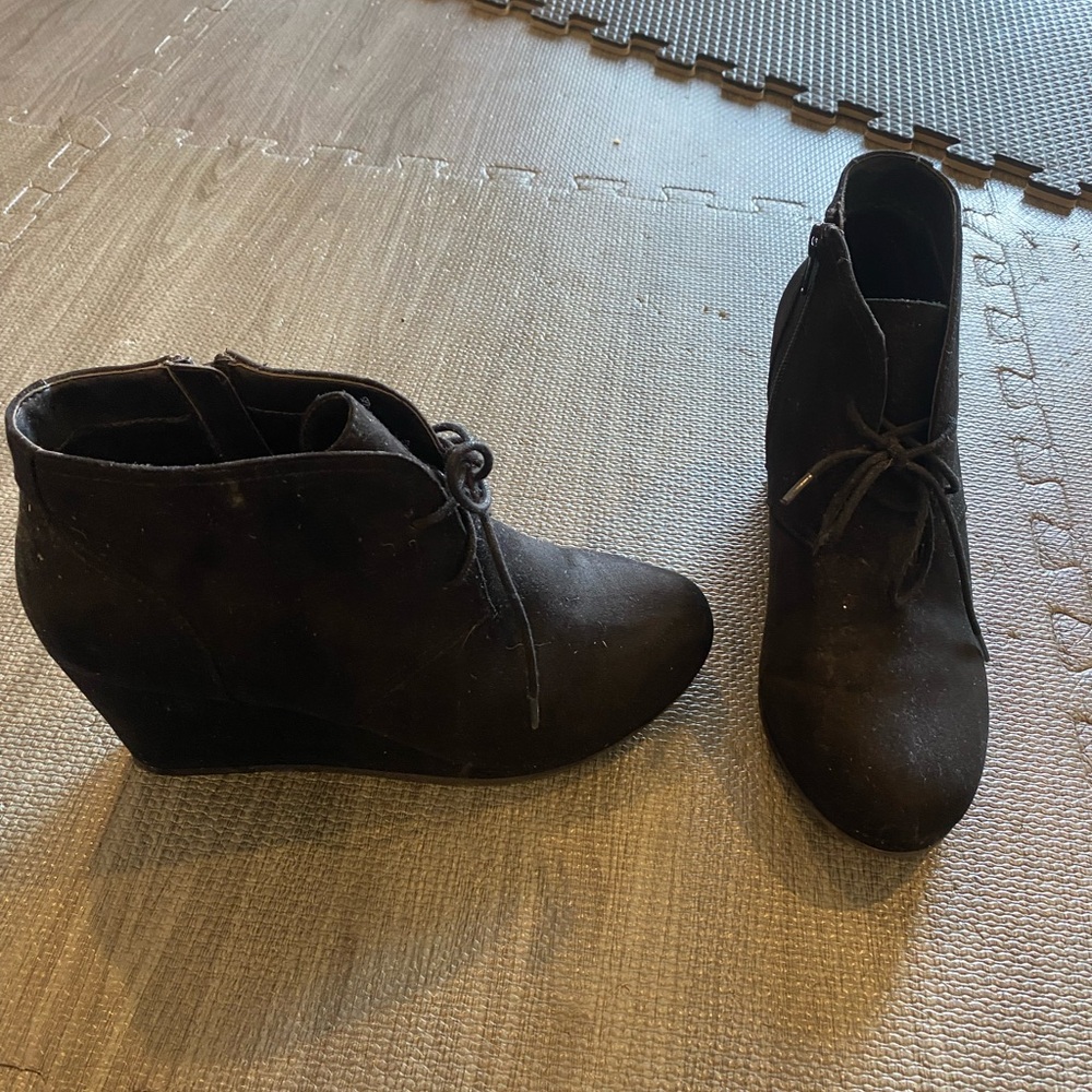Size 8.5 black wedge boots